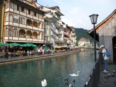 Many restaurants along Aare, very crowded